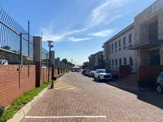 220 sqm Office To Let in Fourways