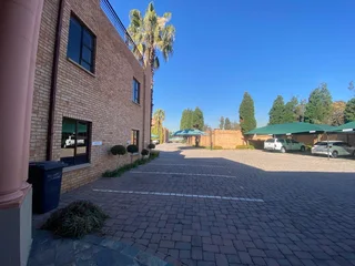 215 sqm Office To Let in Fourways