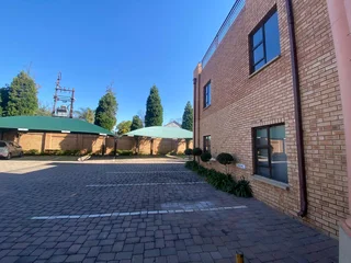 215 sqm Office To Let in Fourways