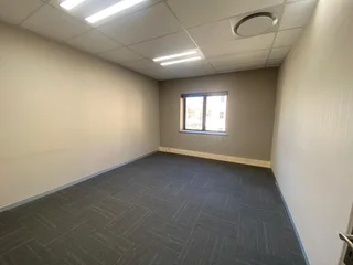 500 sqm Office To Let in Fourways
