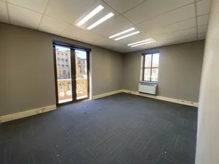 500 sqm Office To Let in Fourways