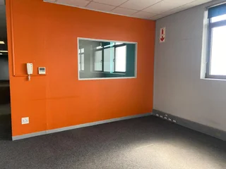337 sqm Office To Let in Fourways