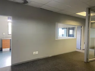 337 sqm Office To Let in Fourways