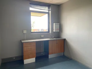 337 sqm Office To Let in Fourways