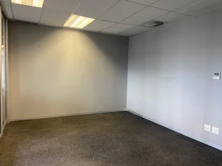 337 sqm Office To Let in Fourways