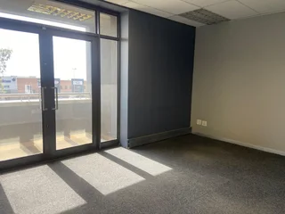 337 sqm Office To Let in Fourways