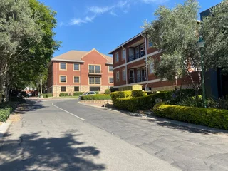 365 sqm Office To Let in Fourways