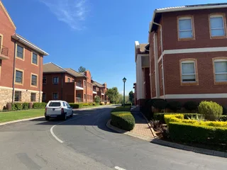 365 sqm Office To Let in Fourways