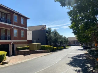 365 sqm Office To Let in Fourways