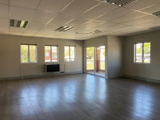 365 sqm Office To Let in Fourways