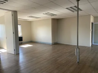 365 sqm Office To Let in Fourways