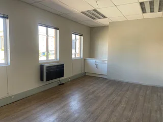 365 sqm Office To Let in Fourways