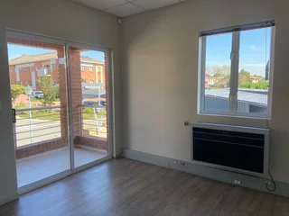 365 sqm Office To Let in Fourways