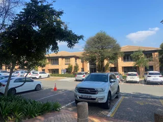 279 sqm Office To Let in Bryanston