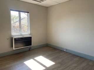 365 sqm Office To Let in Fourways