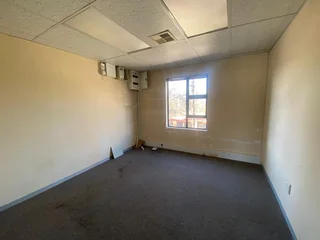 145 sqm Office To Let in Fourways