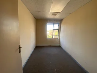 145 sqm Office To Let in Fourways