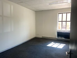 469 sqm Office To Let in Bryanston