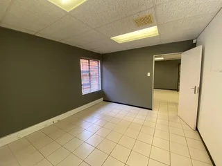 145 sqm Office To Let in Fourways