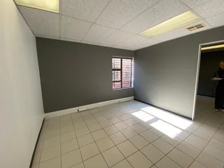 145 sqm Office To Let in Fourways