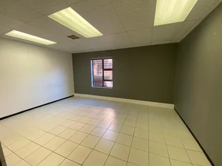 145 sqm Office To Let in Fourways