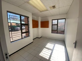 145 sqm Office To Let in Fourways