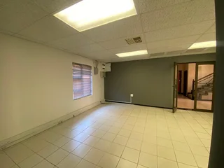 145 sqm Office To Let in Fourways