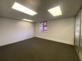 391 sqm Office To Let in Fourways