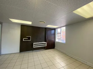 391 sqm Office To Let in Fourways