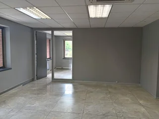 317m² Office to let Woodmead