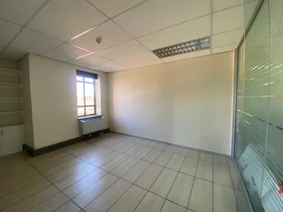 183 sqm Office To Let in Fourways