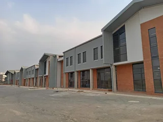 605.70m² Warehouse To Let, Longlake