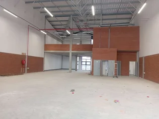 605.70m² Warehouse To Let, Longlake