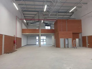 605.70m² Warehouse To Let, Longlake