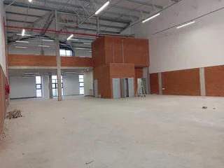 605.70m² Warehouse To Let, Longlake