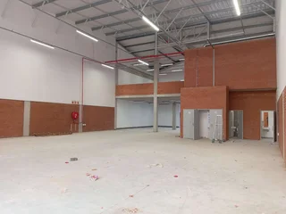 605.70m² Warehouse To Let, Longlake
