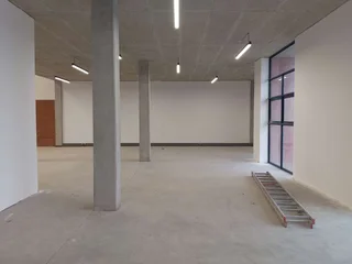 605.70m² Warehouse To Let, Longlake