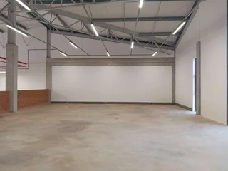 605.70m² Warehouse To Let, Longlake