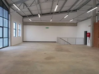 605.70m² Warehouse To Let, Longlake
