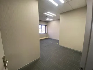 500 sqm Office To Let in Fourways