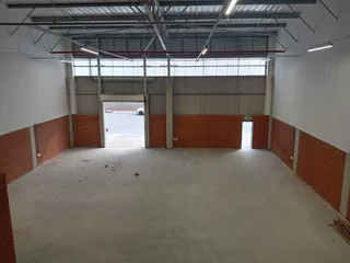 605.70m² Warehouse To Let, Longlake