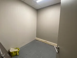 500 sqm Office To Let in Fourways