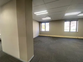 500 sqm Office To Let in Fourways