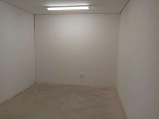 605.70m² Warehouse To Let, Longlake