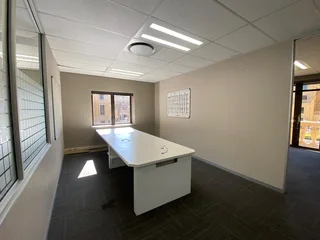 500 sqm Office To Let in Fourways
