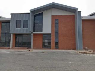 605.70m² Warehouse To Let, Longlake