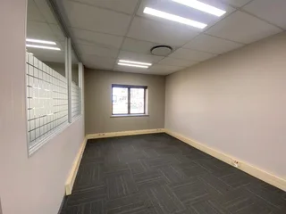 500 sqm Office To Let in Fourways