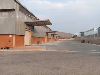 605.70m² Warehouse To Let, Longlake