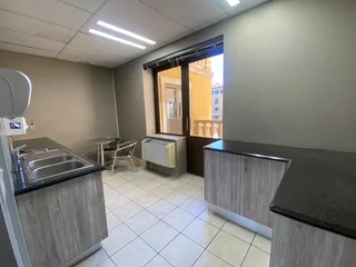 500 sqm Office To Let in Fourways