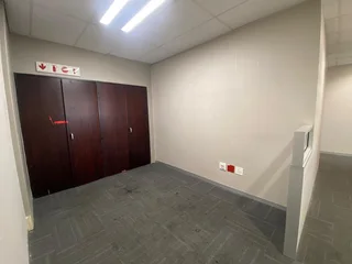 500 sqm Office To Let in Fourways